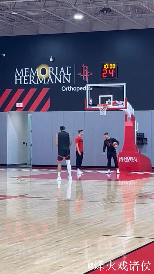 亚当斯替补上场16分钟全场1投1中，罚球2中1贡献3分