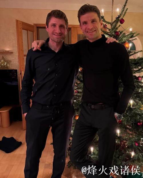 穆勒社媒晒与弟弟合影:圣诞快乐 穆勒社媒晒与弟弟合影:圣诞快乐