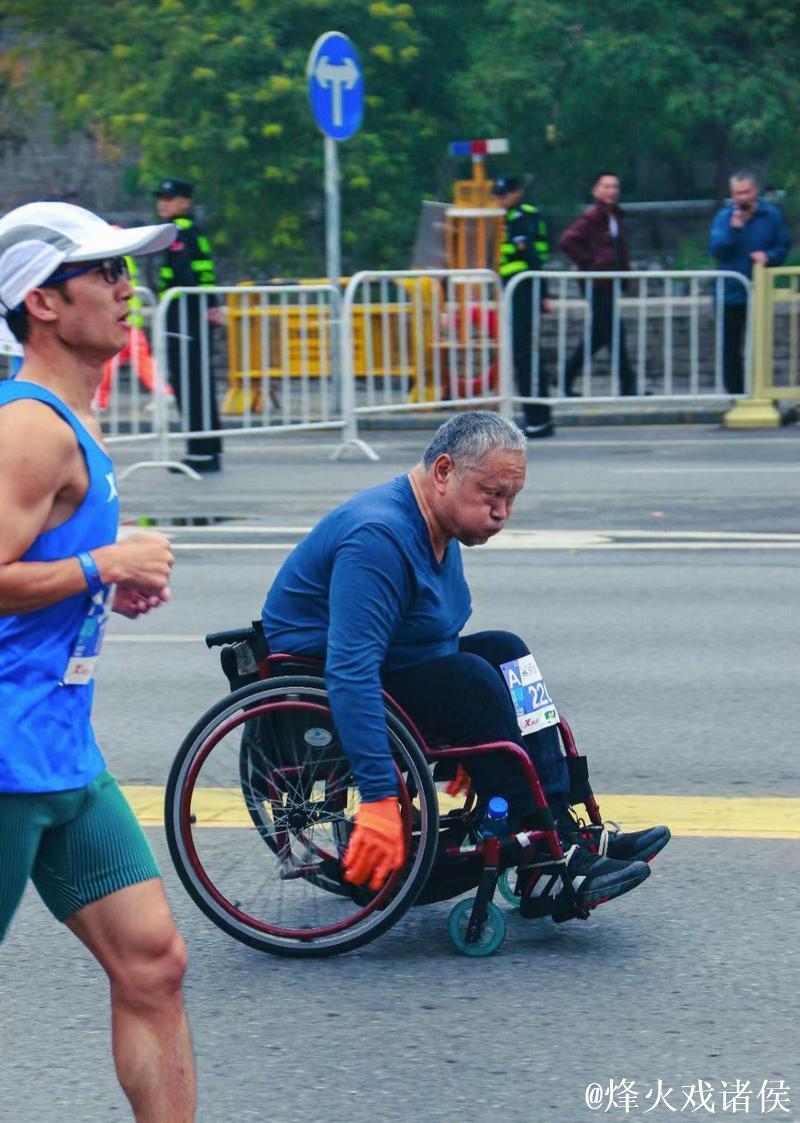 他完成第95场马拉松,坐着轮椅 他完成第95场马拉松,坐着轮椅